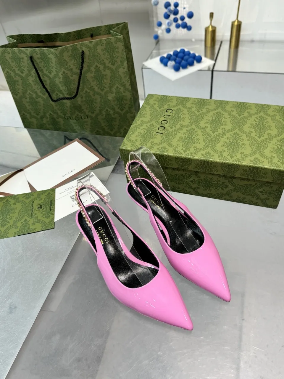 👟👟Ex-factory price 440👟👟 (genuine leather sole +40) Gucci Signoria pumps are named after the central square of Florence, recreating the classic and elegant style of the birthplace of the brand. Combining shiny patent leather with a pointed toe, these shoes are embellished with Gucci's signature chain, adding a stylish edge to your new season wardrobe. Upper: Made of first-layer imported patent cowhide/sheepskin lining. Outsole: rubber non-slip outsole/genuine leather outsole. Size: 35-42 (34/41 42 customized, non-refundable)
